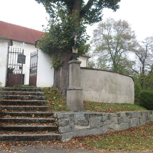 Kříž u kostela v Černívsku