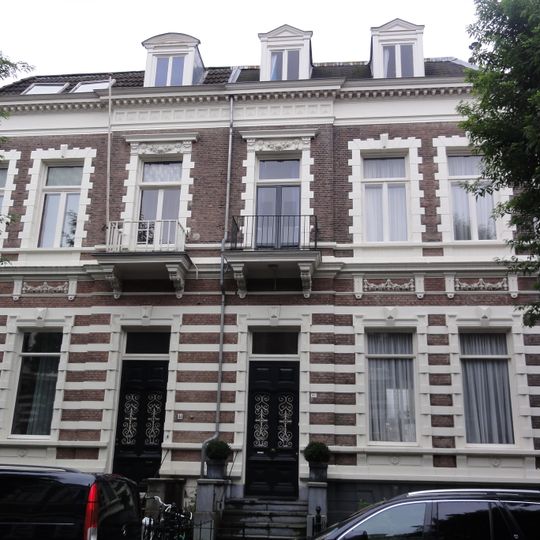 Blok van twee herenhuizen met hekwerken, gebouwd in eclectische stijl met neorenaissance invloeden