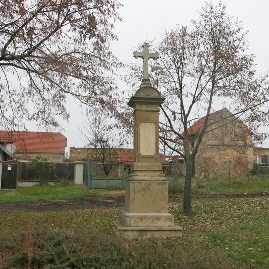 Kříž na návsi ve Velence