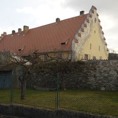 Části ohradních zdí bývalého kláštera