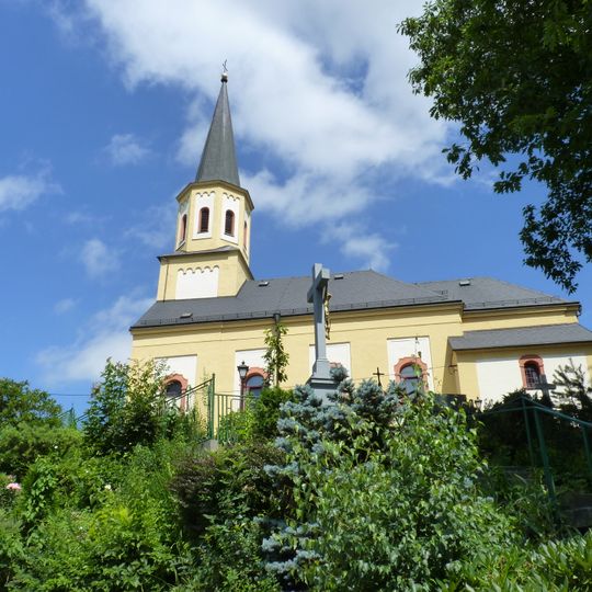 Kříž v Šilheřovicích poblíž kostela Nanebevzetí Panny Marie