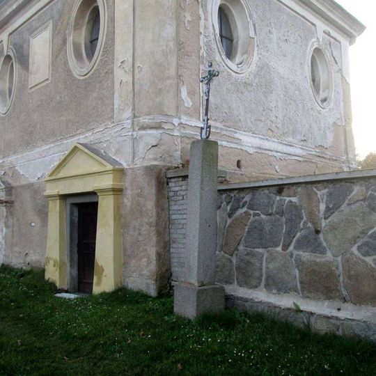 Kříž u kostela v Pašitkách