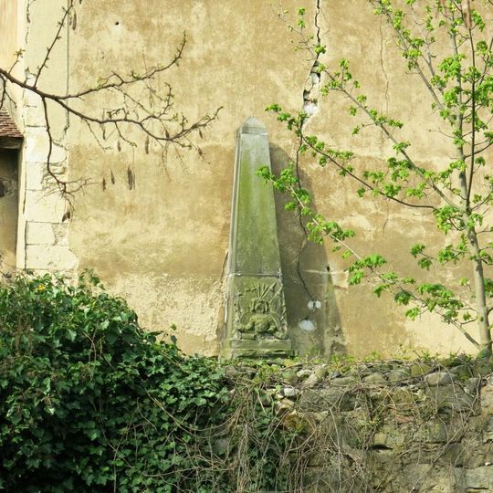 Sloup-obelisk u zdi kostela v Soběsukách