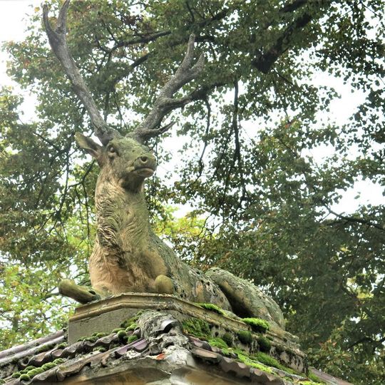 Sochy jelenů na sloupech brány k zámku ve Vidimi