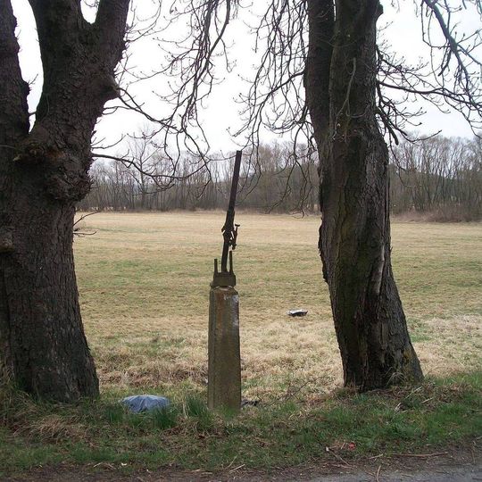 Kříž na křižovatce severně od Ohnišťovic