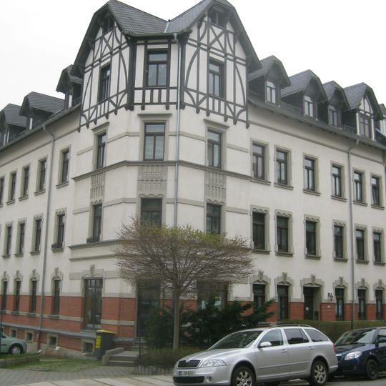 Mietshaus in Ecklage mit Vorgarten Rudolf-Liebold-Straße 13