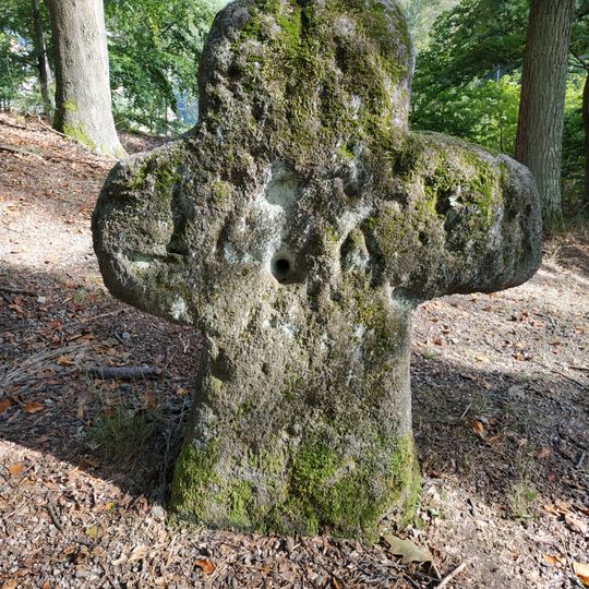Smírčí kříž v lese poblíž Findlaterova obelisku v Karlových Varech
