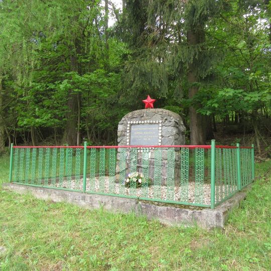 Pomník ve Staré Rovni pod lesem