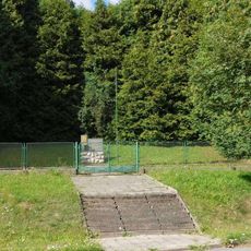 Místo popravy J. Filipa, V. Juránka a M. Pavlíka s pomníkem