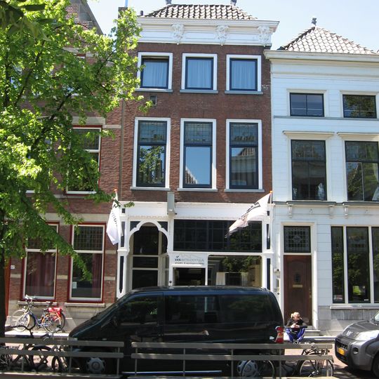 Pand met eenvoudige lijstgevel met onder de kroonlijst gesneden lod