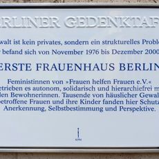 Commemorative plaque for the first women's shelter in Berlin
