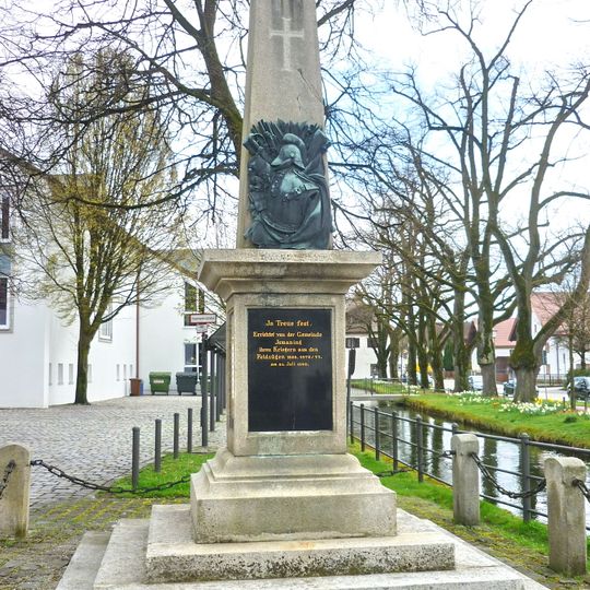 Kriegerdenkmal auf dem Kirchplatz