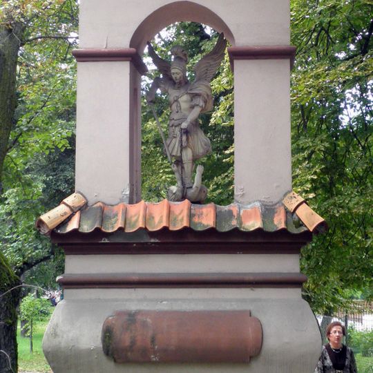 Kapliczka z rzeźbą drewnianą św. Michała Archanioła w Nałęczowie