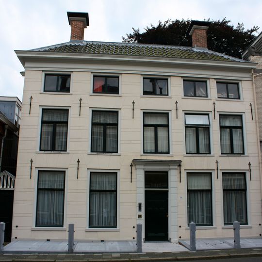 Witgepleisterd pand van vijf traveeën breed