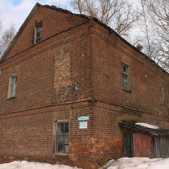 Двухэтажный дом хозяйственного комплекса