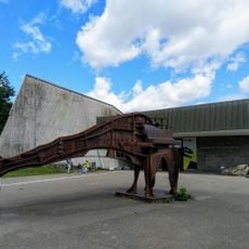 Moderner, abstrakter Saurier aus Eisenteilen