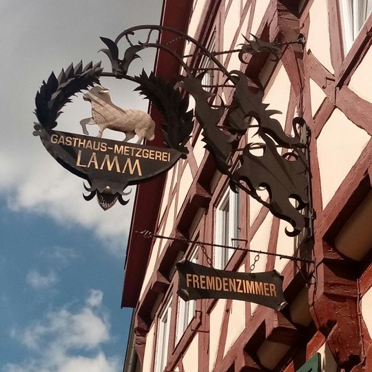 Wirtshausschild Gasthaus-Metzgerei Lamm