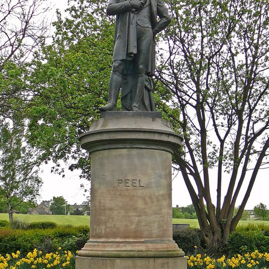 Statue of Sir Robert Peel in Exhedra on South Heights