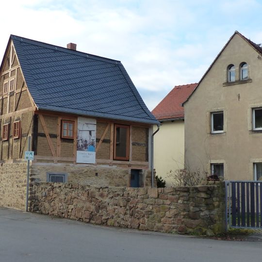 Wohnstallhaus, Scheune und Seitengebäude eines Bauernhofs, mit Hofmauer Kötzschenbrodaer Straße 47