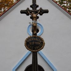 Kříž u kaple ve Zhoři