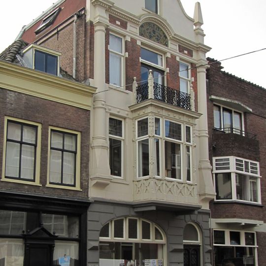 Woonhuis, dat mogelijk is gebouwd als kantoorwoning