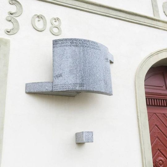 Pamětní deska obětem komunismu na muzeu v Bystřici nad Pernštejnem