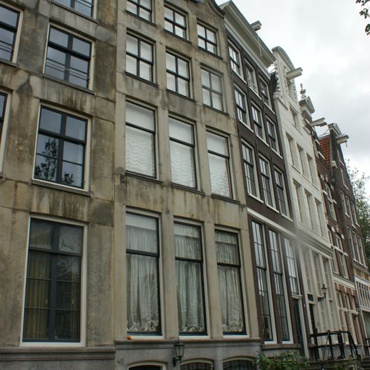 Pand met zandstenen gevel onder gezwenkte lijstvormige top