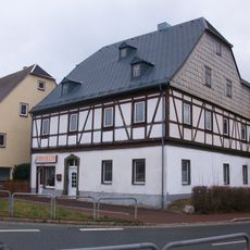 Wohnhaus, daran angebautes Seitengebäude und rückwärtige Hofmauer eines Bauernhofes Karlsbader Straße 23
