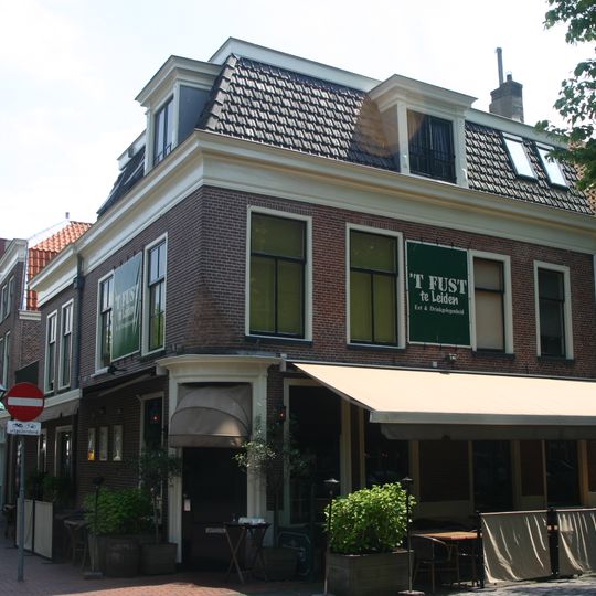 Pand met lijstgevel. Moderne bedaking, ingang in ronde hoek