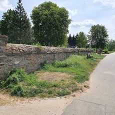 Alte Friedhofsmauer und Begrenzung der Waisenhausgärten