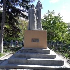Monument comun al cca 400 ostași. La cimitir