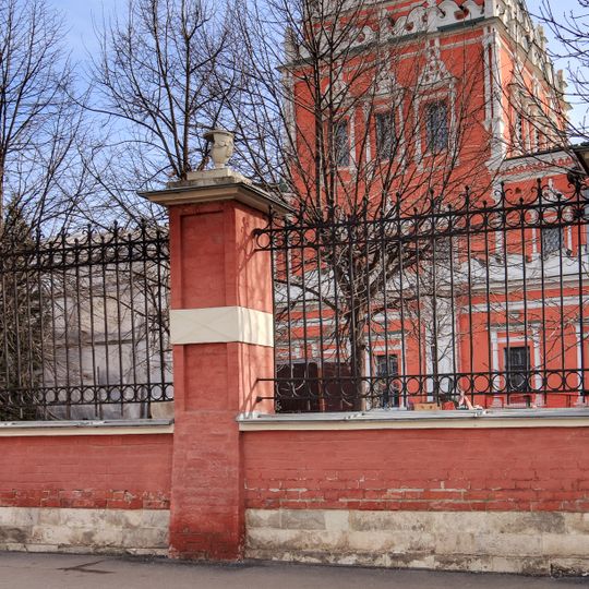 2-й Кадашёвский переулок ограда между домами 5 и 7