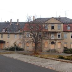 Wirtschaftsgebäude (Nr. 1), Eingangsvorbau des Herrenhauses (Nr. 2) und Inschrifttafel (am Haus Nr. 7) eines ehemaligen Rittergutes Im Rittergut 1; 2; 7