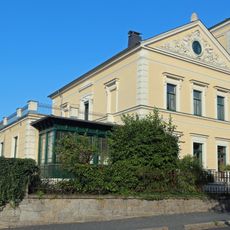 Repräsentative Villa mit Turmanbau und Veranda in offener Bebauung mit Garten und Einfriedung Haydnstraße 12