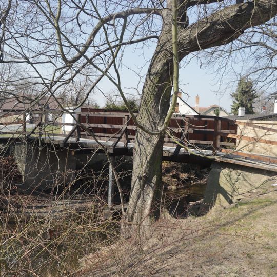 Lávka přes Rokytku na západním okraji zámeckého parku Dolní Počernice