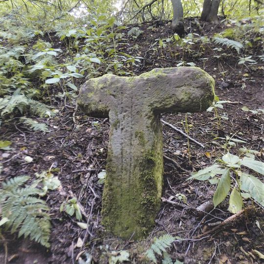 Smírčí kříž v lese nad tratí poblíž zastávky Tample
