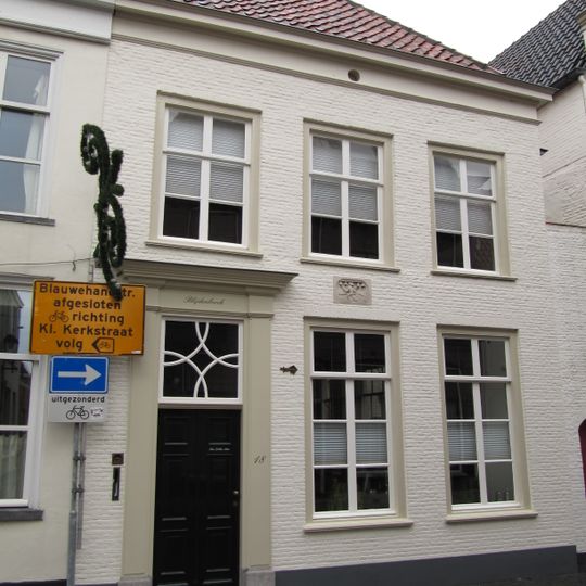Huis met lijstgevel en zadeldak