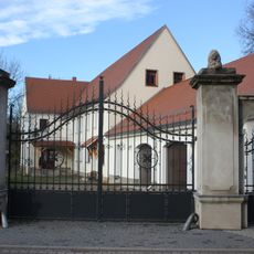 Wohnhaus, daran angebautes Seitengebäude und Toranlage mit Pforte eines Bauernhofes Lindenstraße 34