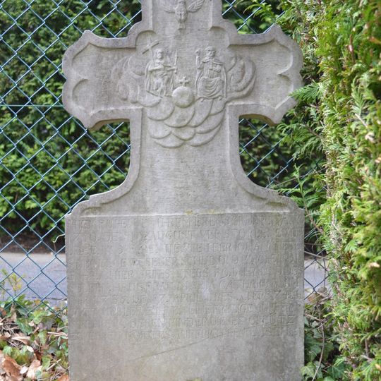Grabstein an der katholischen Kirche