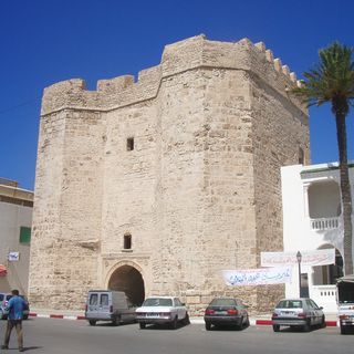 Porte à passage voûté donnant accès à la ville arabe