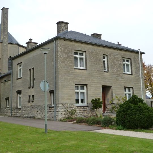 Vicarage at Sint-Monulphus en Gondulphuskerk in Berg