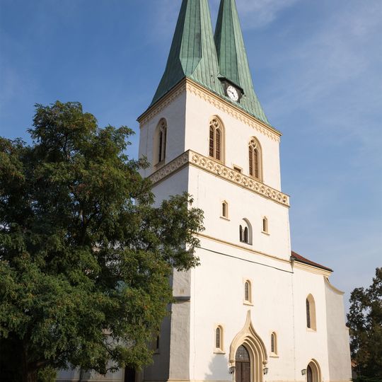 Kirche mit Resten der originalen Ausstattung sowie mit Ausstattung von Friedrich Press (darunter besonders erwähnenswert wegen ihrer künstlerischen Qualität: der Orgelprospekt, der Altar, Figuren der 11 Apostel, Stele des Auferstandenen und kleine