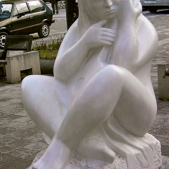 אישה עם גיטרה