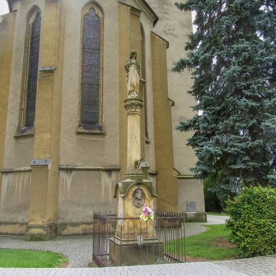 Sloup se sochou Panny Marie v Rapotíně u kostela