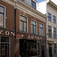 Eenvoudig pand met forse geblokte lijst