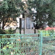 Pomník padlým u kostela v Hořelicích