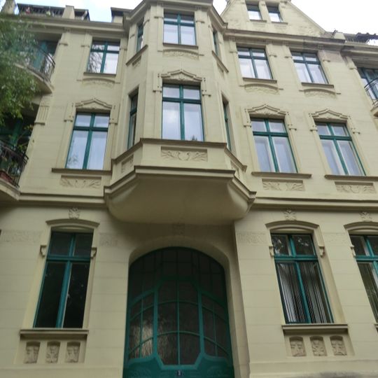 Mietshaus in geschlossener Bebauung mit Vorgarten Brückenstraße 3
