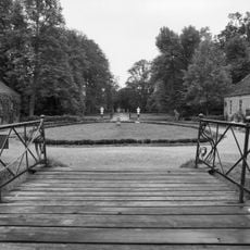 Fraeylemaborg, houten brug op jukken over slotgracht, voorzien van een opklapbaar gedeelte in het midden en ijzeren leuningen