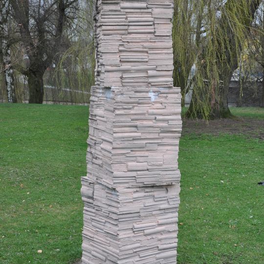 Betonová plastika Knihy v parku Havlíčkův Hydepark v Havlíčkově Brodě