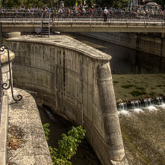Dique con tajamares en el cauce del río Genil
